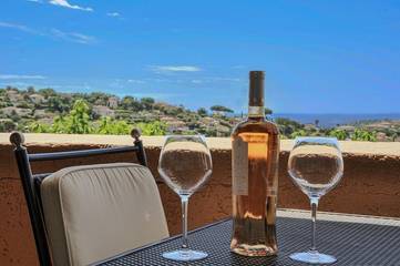 Gîte pour 5 personnes, avec piscine ainsi que vue sur l’océan et balcon, adapté aux familles dans Golf Bluegreen Sainte-Maxime