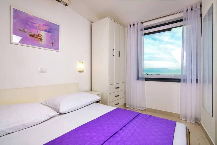 Appartement entier, Appartement Avec Terrasse Et Belle Vue Sur La Mer, à 300 m De La Plage + in Raša, Côte Est de l'Istrie