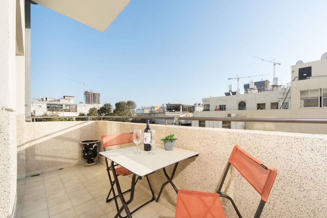 Geheel appartement, Bright Apt w Balcony & Mamad 10min Walk from Beach in Tel Aviv, Tel Aviv (district)