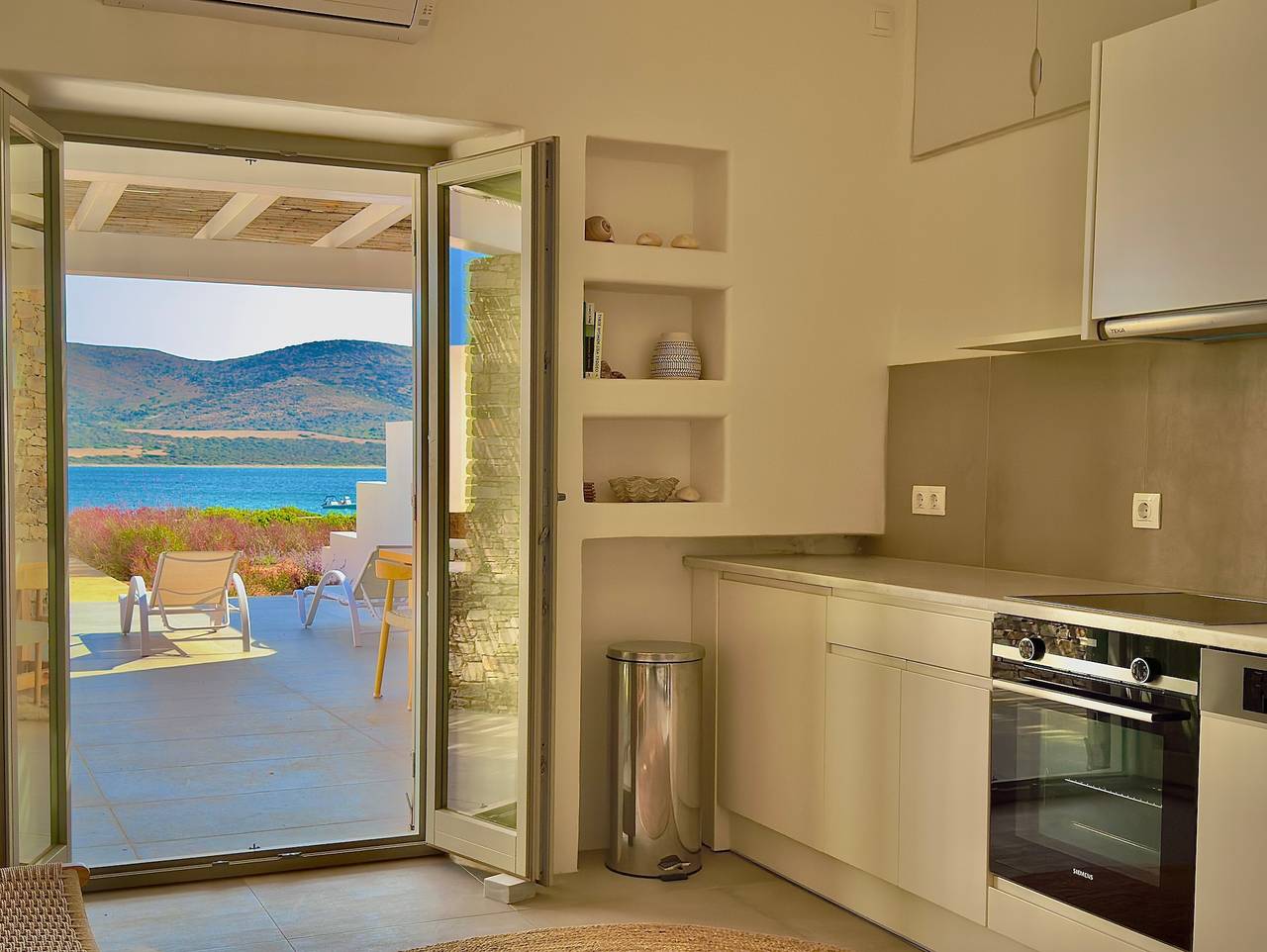 Farous seaside sunset villa Ii: Villa moderna frente al mar con vistas espectaculares in Unidad Regional de Paros