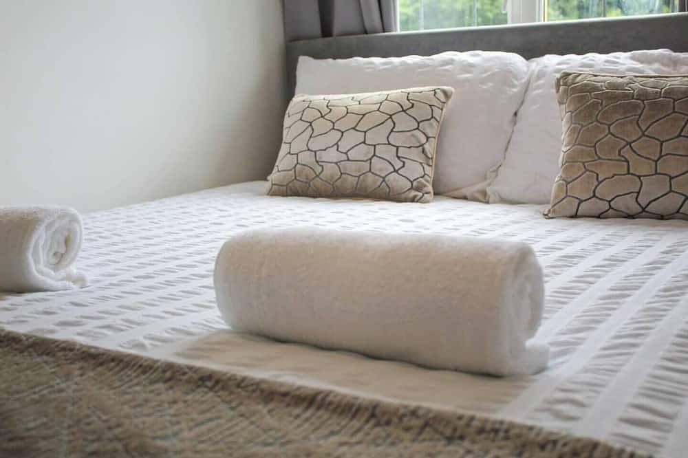 Entire apartment, Nec/Airport M6 Free Parking Available by Shm Stays in Solihull, Birmingham Area