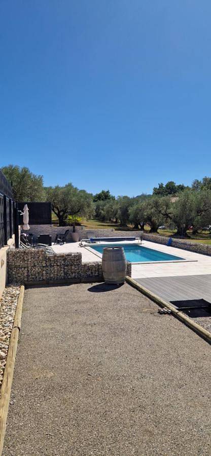 Location de vacances pour 6 personnes, avec Terrasse et Jardin ainsi que Piscine et Vue à Volonne - 2