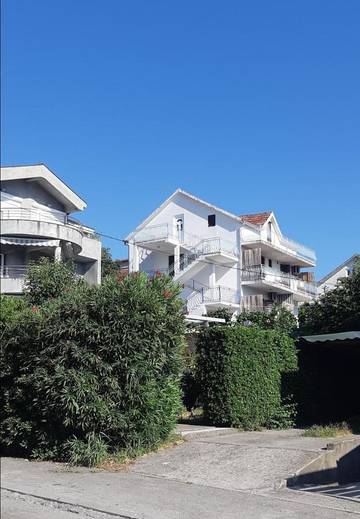 Gîte pour 2 personnes, avec vue et jardin dans Tivat
