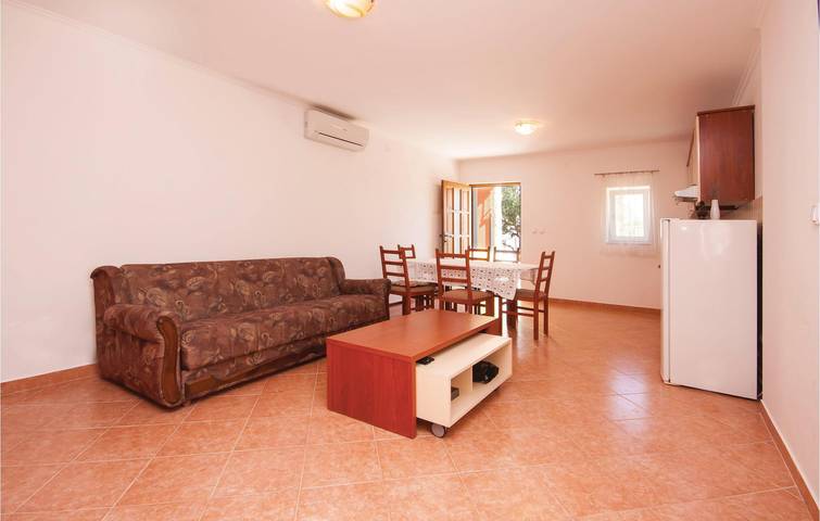 Ganze Ferienwohnung, Gemütliche Ferienwohnung mit Terrasse, Küche und 1,5 km zum Strand in Spongiola, Krapanj (Kroatische Adria)