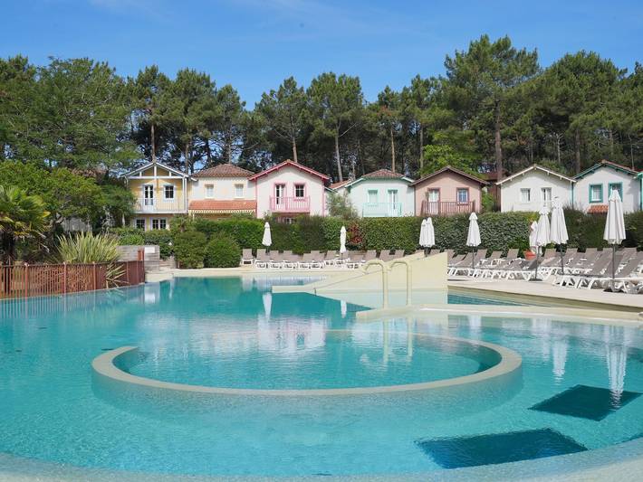 Gîte pour 4 personnes, avec Balcon et Terrasse ainsi que Jardin et Bassin pour enfant dans Golf de la Méjanne
