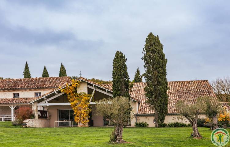 Gîte pour 8 personnes, avec piscine ainsi que jardin et terrasse à Lougratte