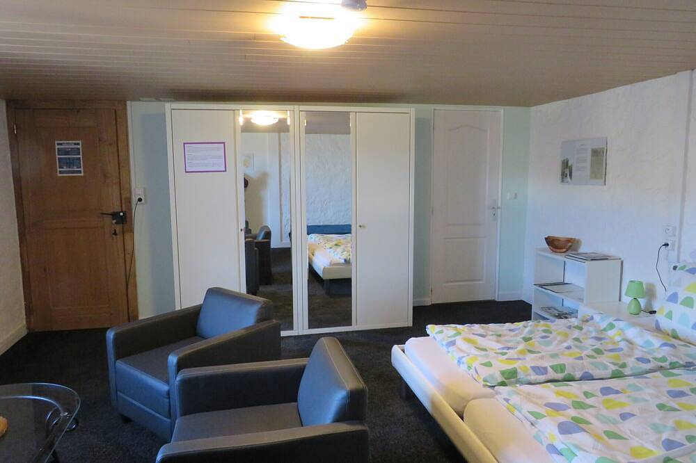 Triple room-Basic-Ensuite-Jura in Anjeux, Haute-Saône