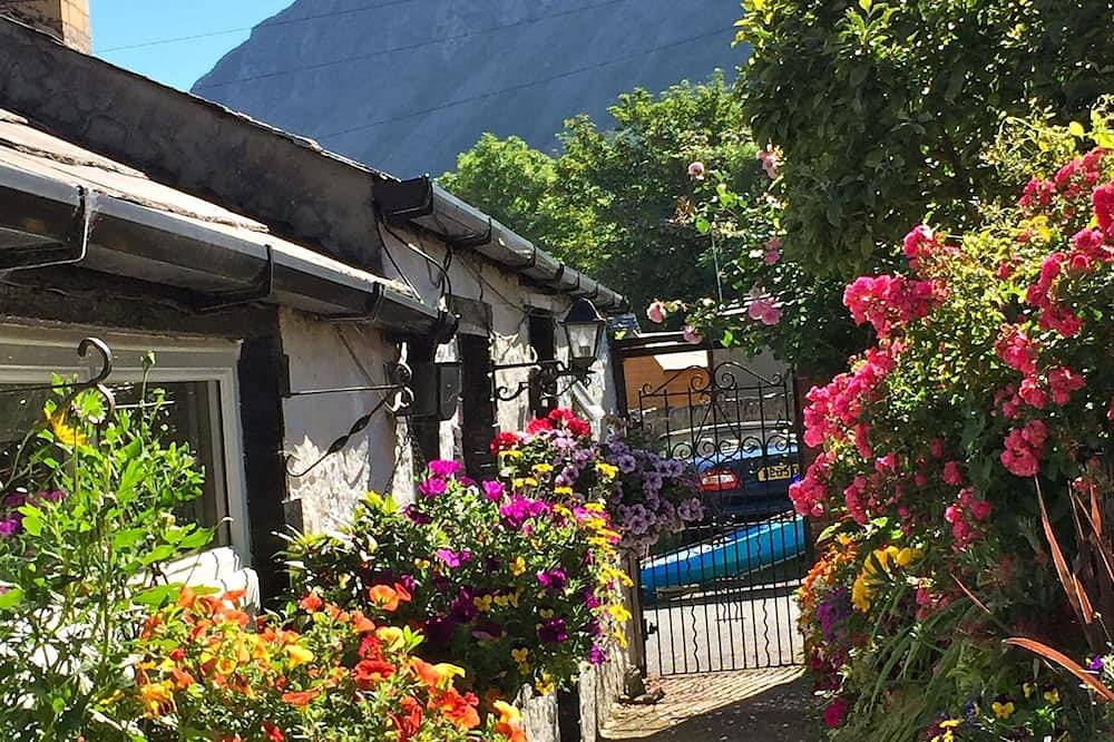 Seaside Cottage, Dogs Welcome - good walks, by beach & Snowdonia National Park in Llanfairfechan, Snowdonia