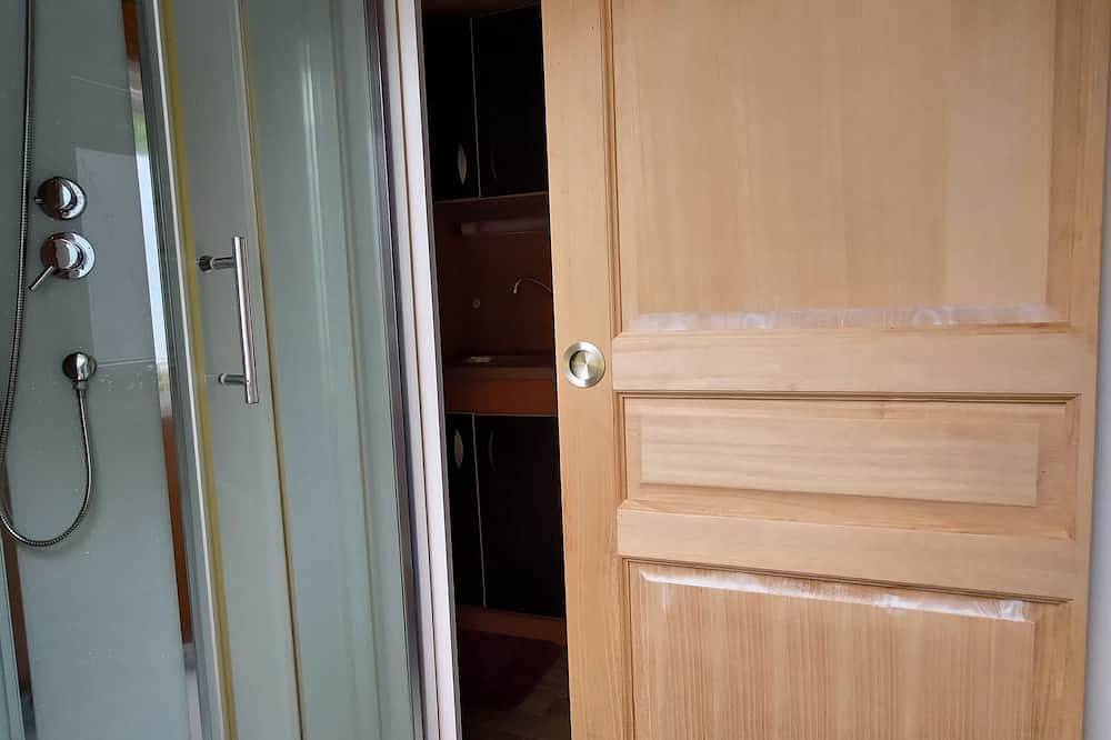 Roulotte dans un domaine ! in Saint-Sauves-d'Auvergne, Parc naturel régional des Volcans d'Auvergne