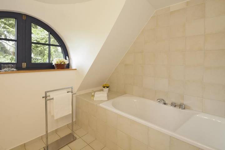 Gepflegtes Reetdachhaus auf großem Grundstück mit Badewanne und Terrasse in Heringsdorf, Usedom