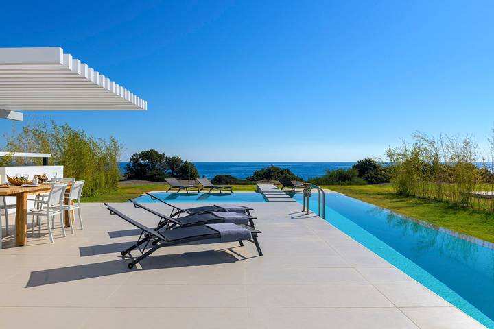 Villa pour 6 personnes, avec jacuzzi ainsi que terrasse et jardin dans Rhodes