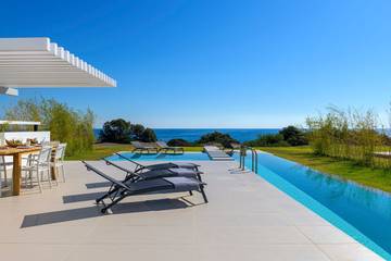 Villa pour 6 personnes, avec terrasse ainsi que jacuzzi et jardin dans Rhodes