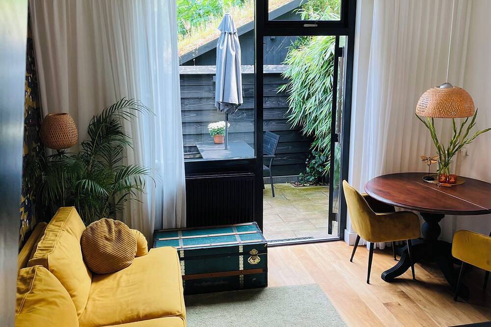 Geheel appartement, Apartment \"Yelllow\"with sunny private terrace in Bergen (Noord-Holland), Noord-Holland - Kust van de Noordzee