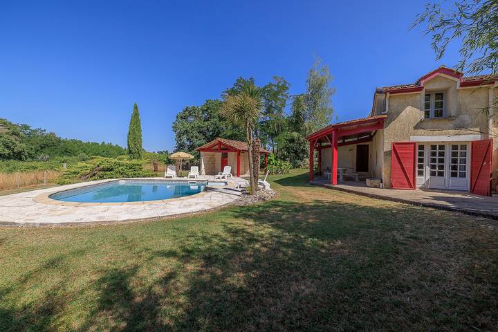 Location de vacances pour 8 personnes, avec Terrasse ainsi que Jardin et Piscine dans Boscamnant