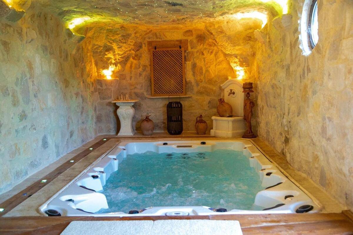 Appartement entier, La Fontaine Dorée - Jacuzzi, Piscine & Vue in Montlaux, Région de Forcalquier