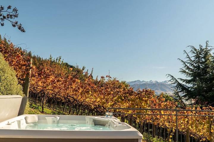 Holiday home for 8 people, with garden and balcony as well as hot tub in Wanaka