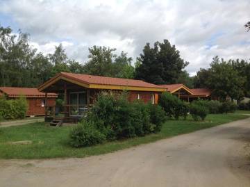 Camping pour 4 personnes, avec piscine ainsi que bassin pour enfant et terrasse, animaux acceptés en Haute-Loire