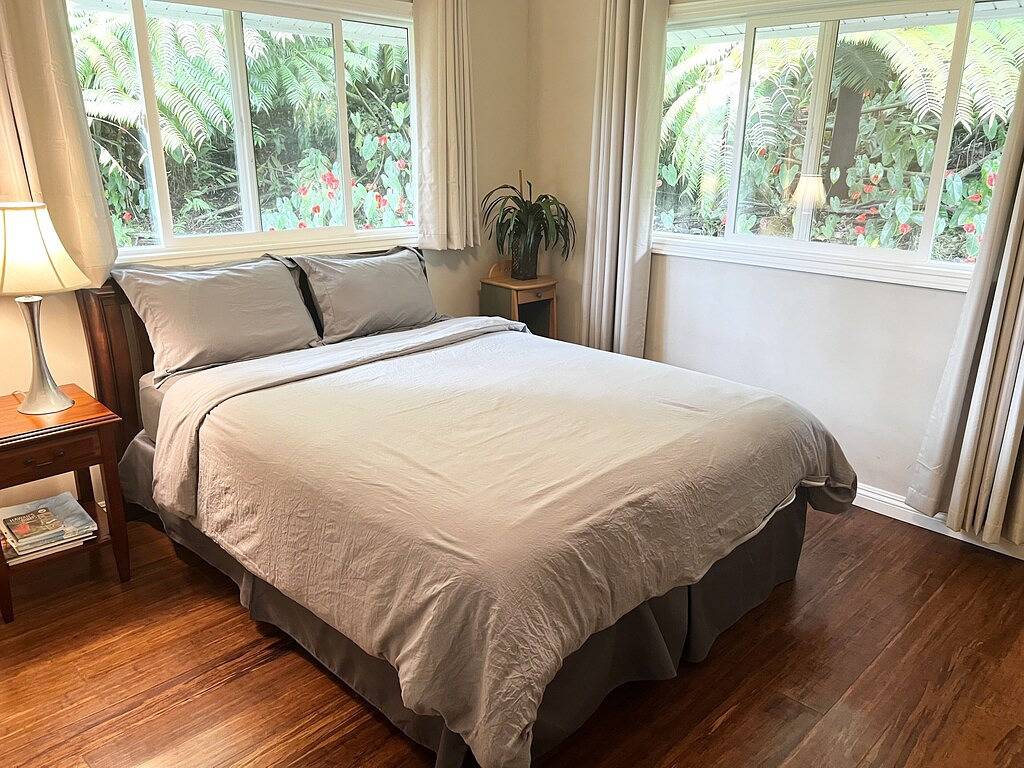 Parklike 4 bedroom Anthuriumhouse, 3+ acres, peaceful, gated, convenient in Hilo, South Hilo