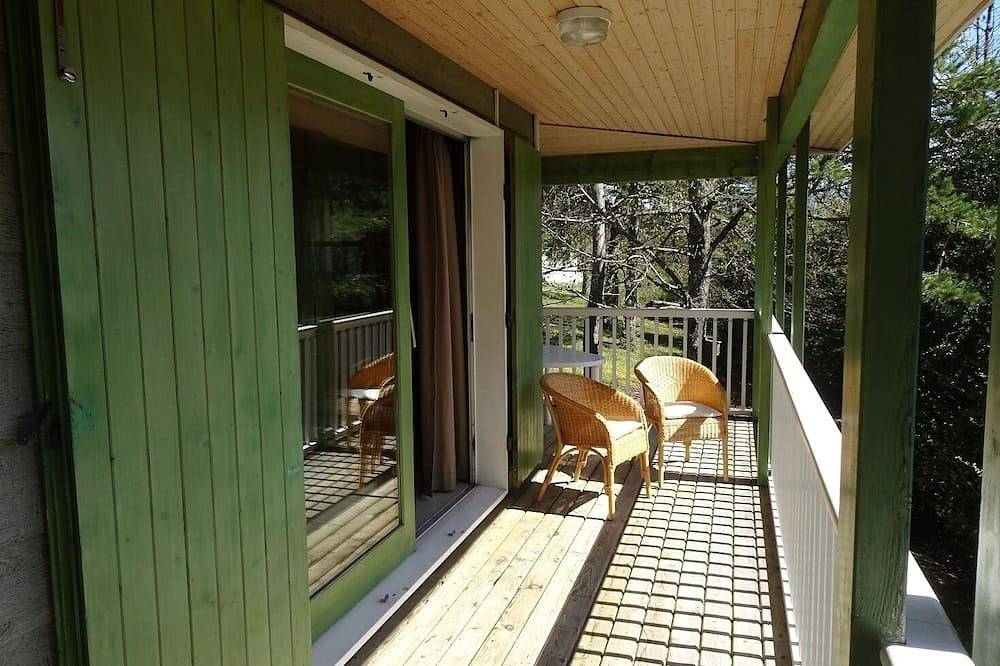 Chalet in a quiet wooded area 10 minutes from the village. Mountain view in La Chapelle-en-Vercors, Parc naturel régional du Vercors