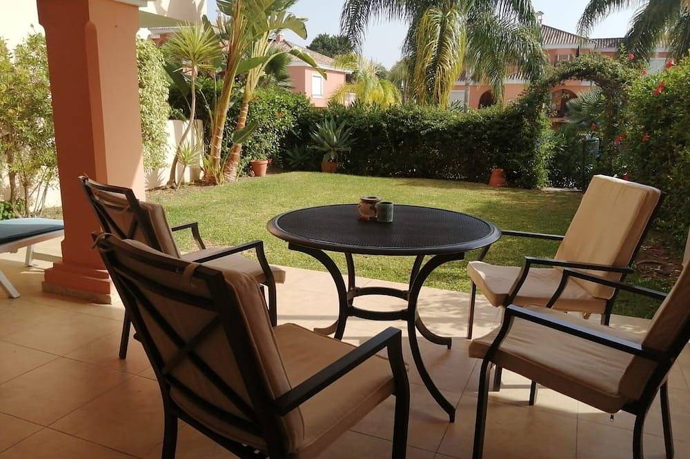 Appartamento intero, Grazioso appartamento al piano terra con giardino, vicino alla piscina. Wifi e parcheggio gratuiti in Sun Park (Estepona), Estepona