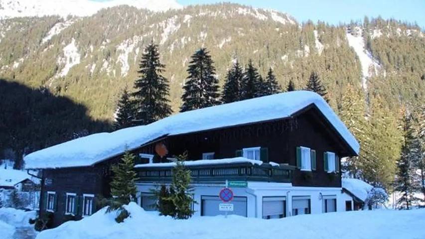 Gîte pour 8 personnes, avec jardin dans Partenen