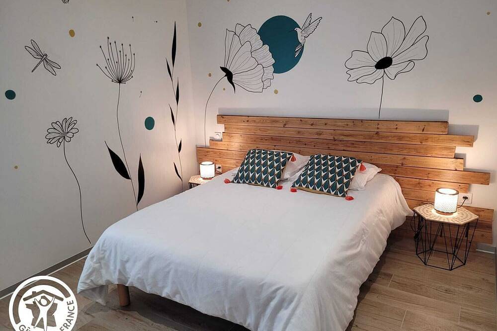 Charming cottage in Vendée with spa and sauna in La Roche-sur-Yon, Loire Valley