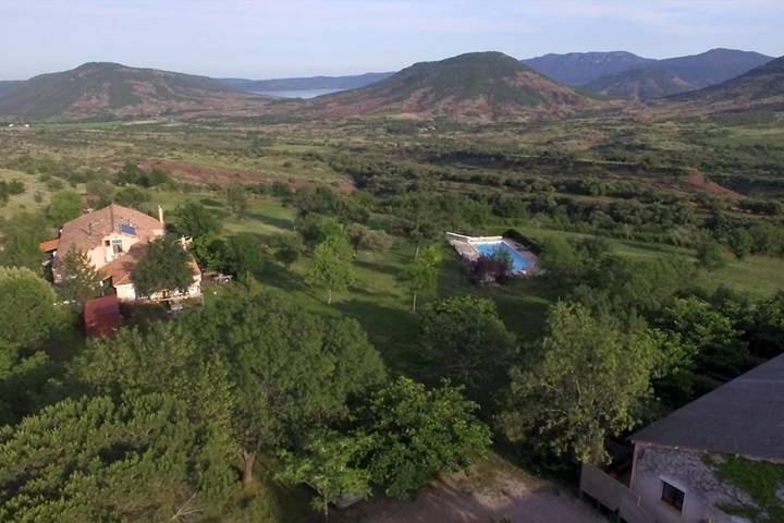 Location de vacances pour 6 personnes, avec jardin et vue sur le lac ainsi que vue et piscine, animaux acceptés à Le Puech - 3