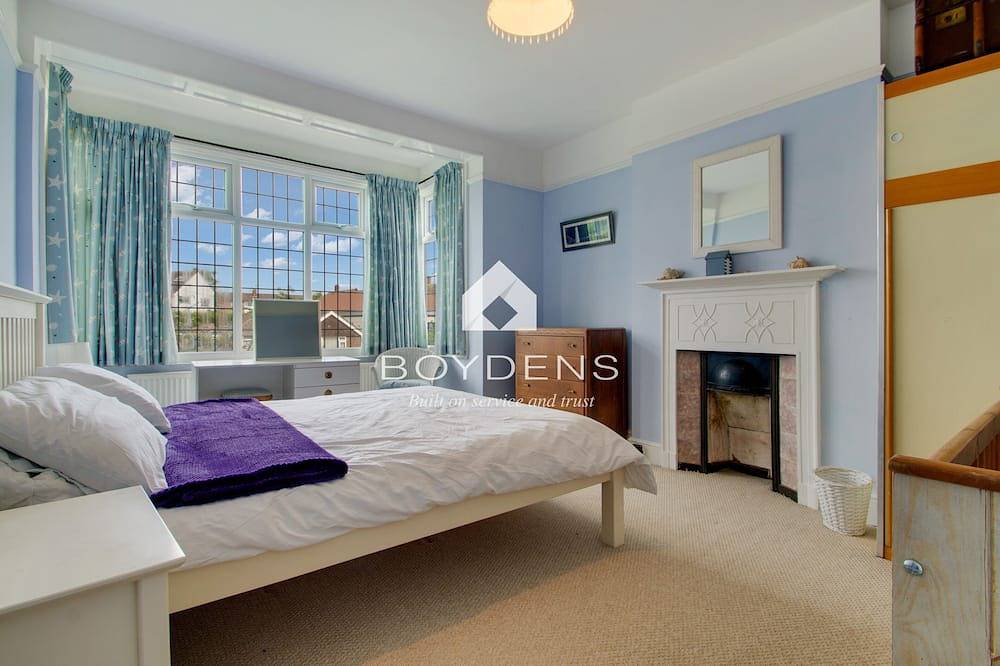 Located in one of the popular Frinton Avenues within walking distance of shops, cafes and beaches in Frinton on Sea, Frinton and Walton