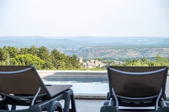 Villa pour 6 personnes, avec piscine ainsi que jardin et terrasse, animaux acceptés
