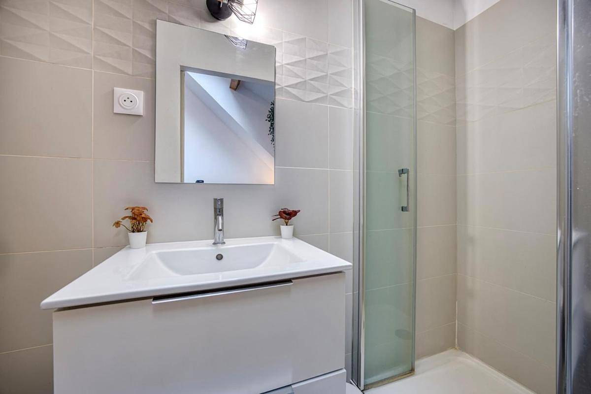 Appartement entier, Coliving - Private Suite Bathroom - Toilet in Saint-Jean-de-Gonville, Gex