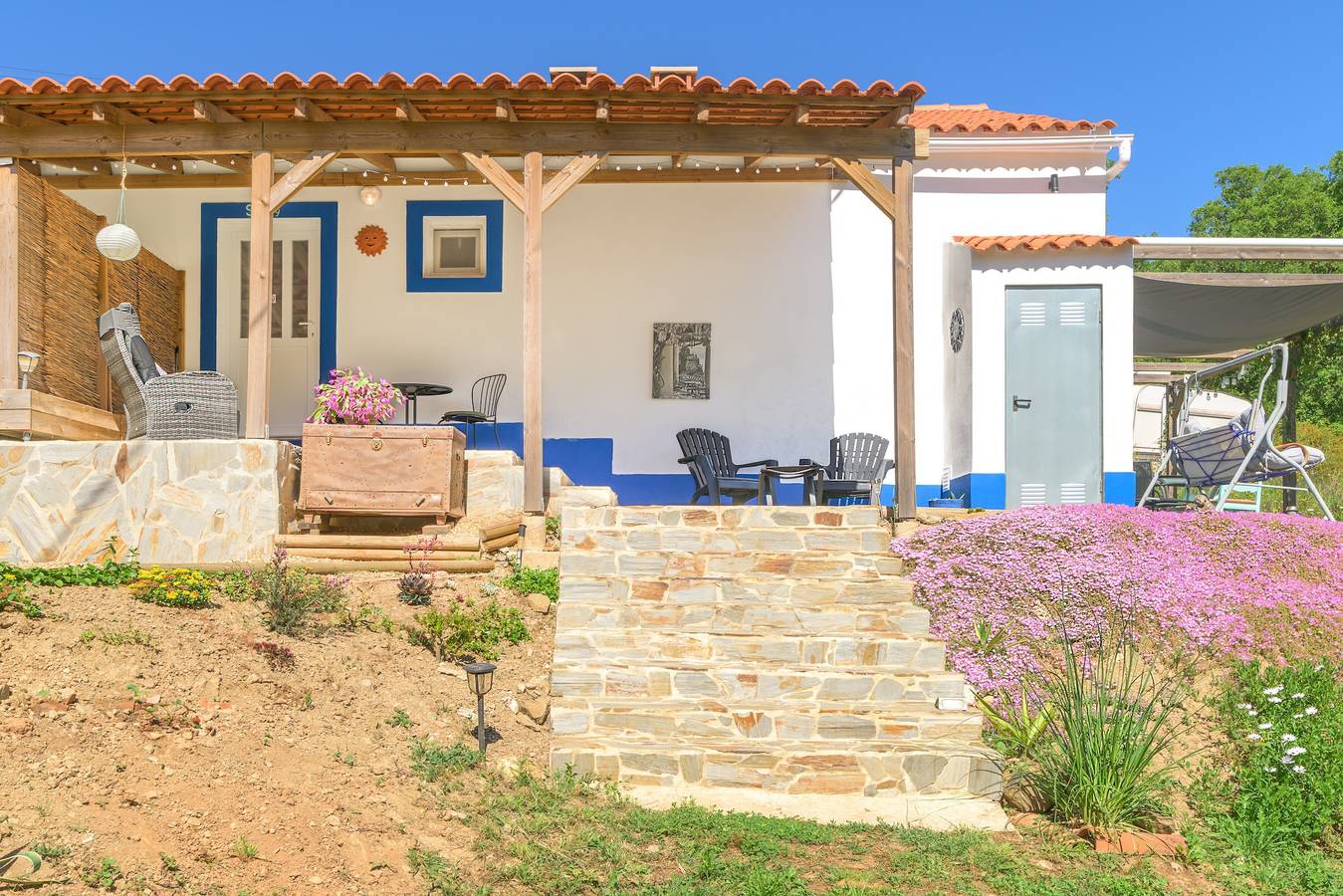 Apartamento inteiro, Apartamento 'Sunny' com vista para a montanha, piscina partilhada e Wi-Fi in Relíquias, Alentejo Litoral