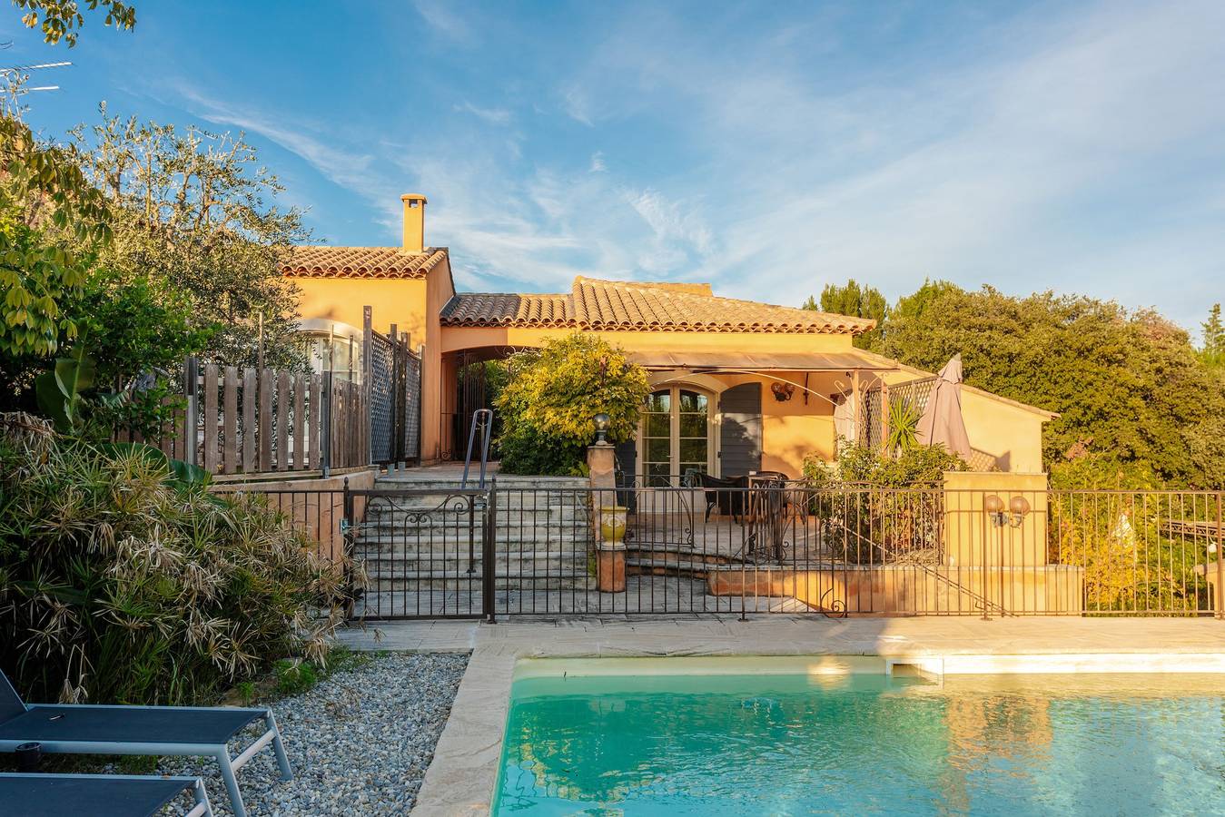 Le Mas des Bouteillans « Le Mûrier » avec vue mer, Wi-Fi et climatisation in La Cadière-d'Azur, Côte méditerranéenne (France)
