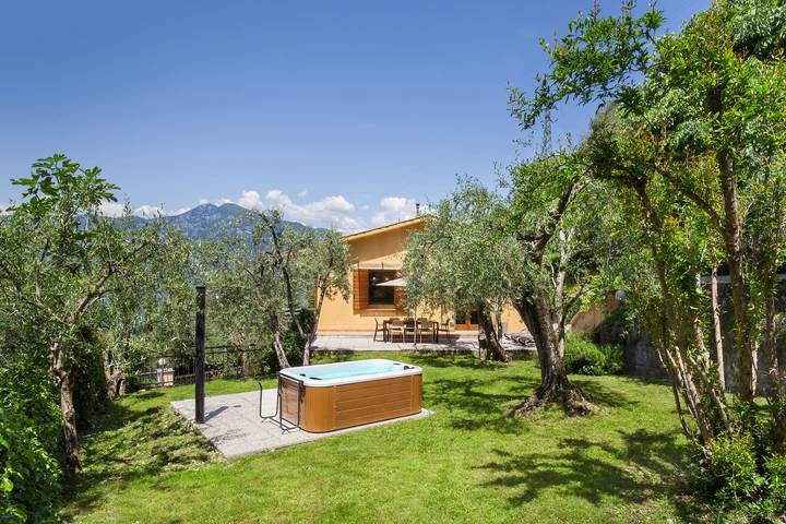 Villa für 6 Personen, mit Terrasse und Garten sowie Seeblick in Torri del Benaco