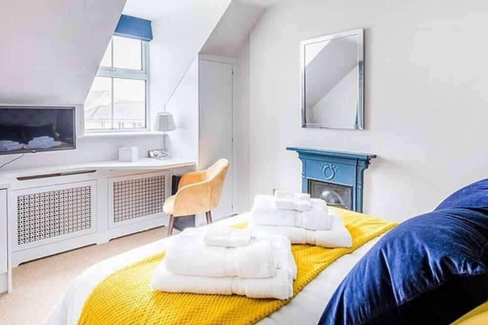 Sea views just yards from restaurants, pubs & shops. Sleeps 16-18, 8 x en-suite. in Tintagel, Pentire Point - Widemouth