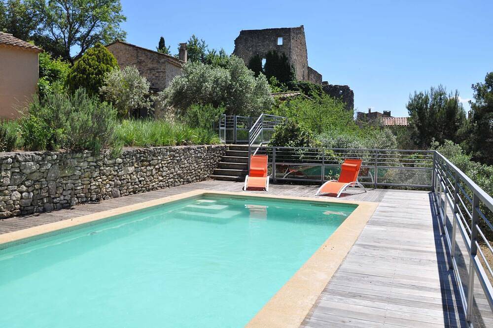 Holiday home in Lagnes, Luberon, pool table and swimming pool, panoramic view, pets allowed (1). in Lagnes, Parc naturel régional du Luberon
