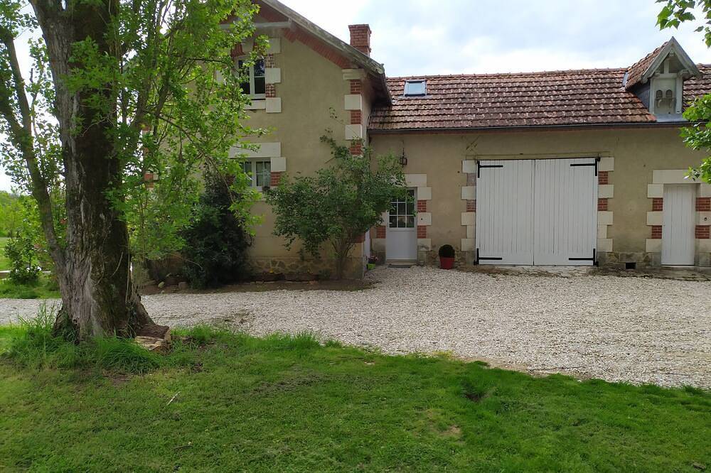 Gite on a 2-hectare estate with tennis court and private pool in Velles, Châteauroux und Umgebung