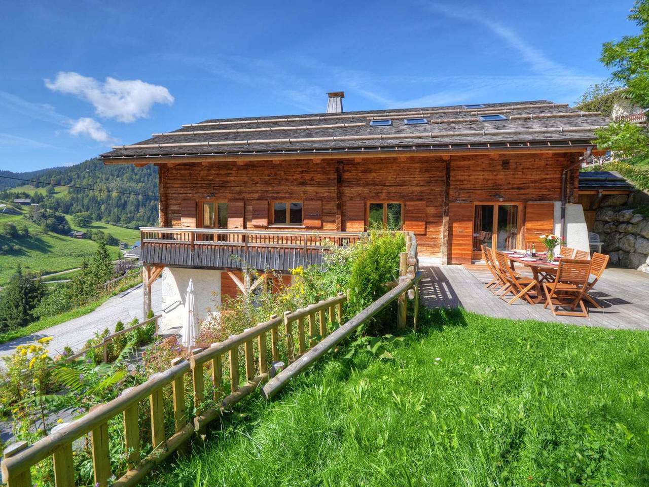 Ganze Wohnung, Gemütliches Berghaus mit Südterrasse und Wlan, direkt an der Piste, 4****  in La Clusaz, Annecy und Umgebung