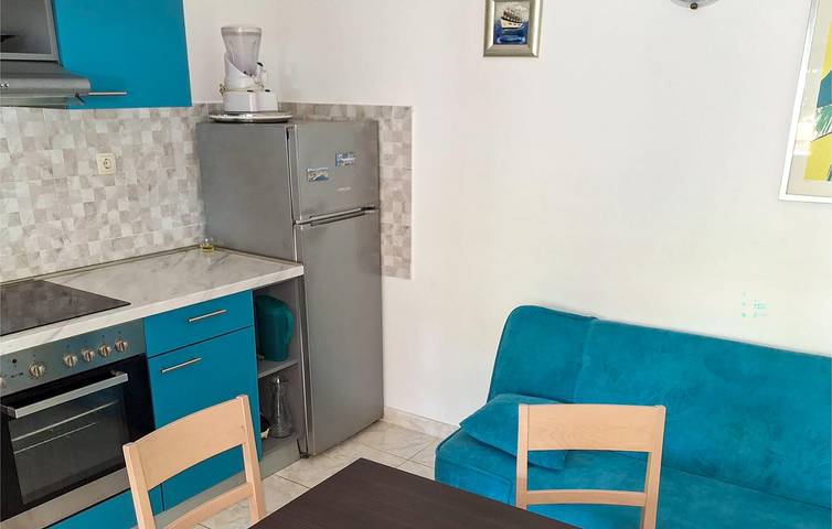 Ganze Ferienwohnung, Apartment am Meer mit Terrasse, Küche und Parkplatz – 1,5 km vom Strand entfernt in Betina, Tisno