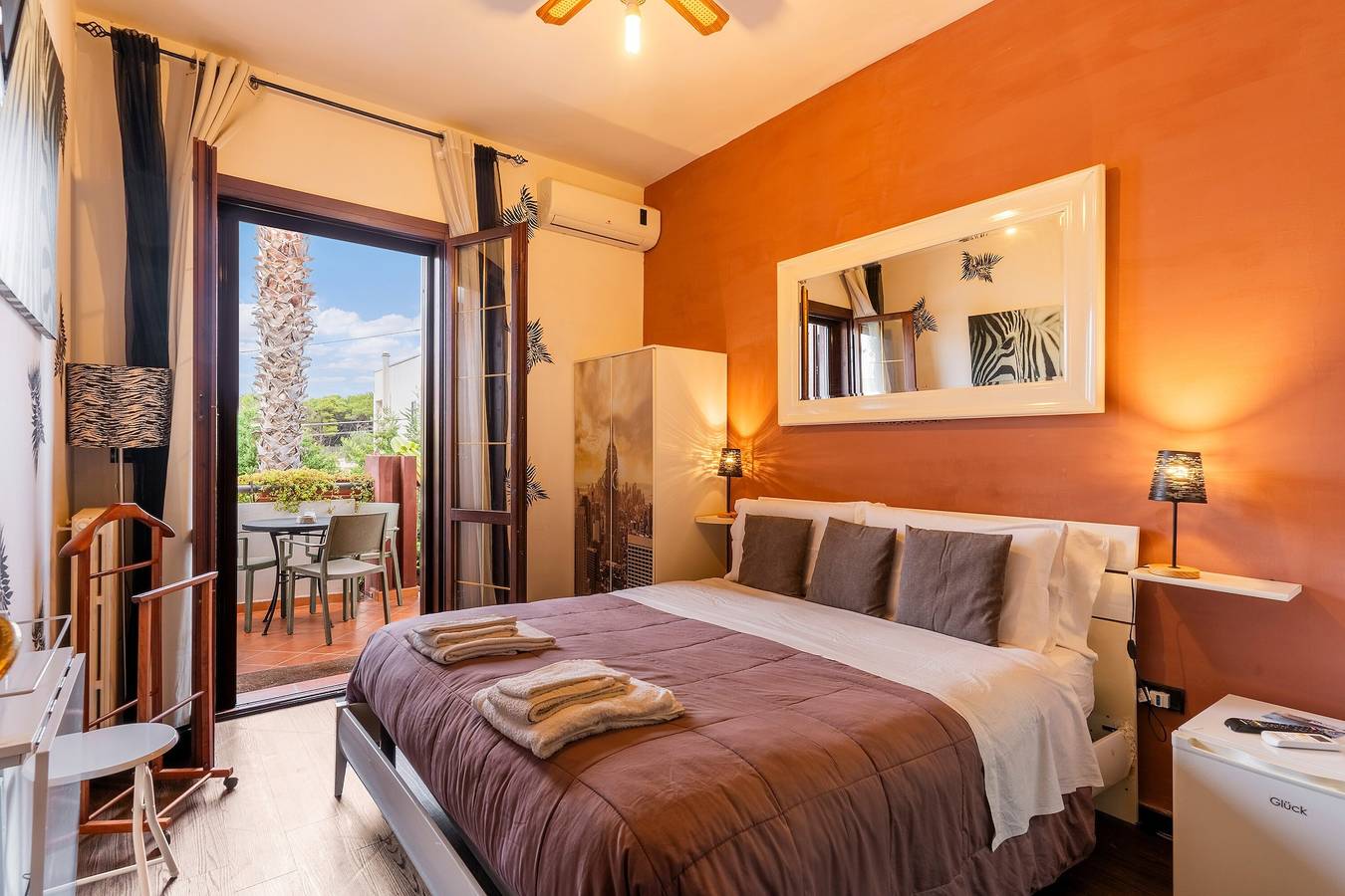 Camera 'Bnb Sottosopra- Camera Zebrata' con vista mare, Wi-Fi e aria condizionata in Gallipoli, Golfo di Taranto
