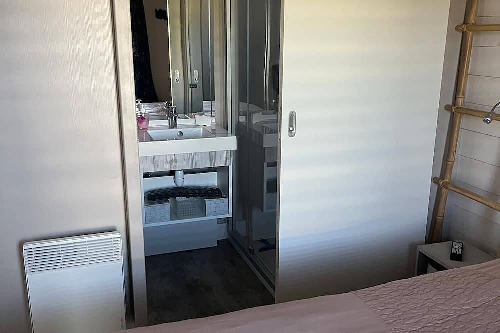 Cozy 3Br Chalet with Pool Access, Near Mediterranean Beaches in Pomérols, Côte d'Améthyste