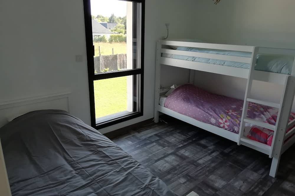Villa \"Glaz\" avec piscine intérieure chauffée toute l'année in Lantic, Côte de Goëlo