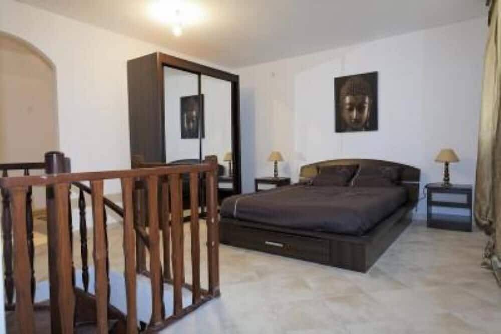 Luxe villa met zwembad met uitzicht op het Diana-meer in Aléria, Corte en omgeving