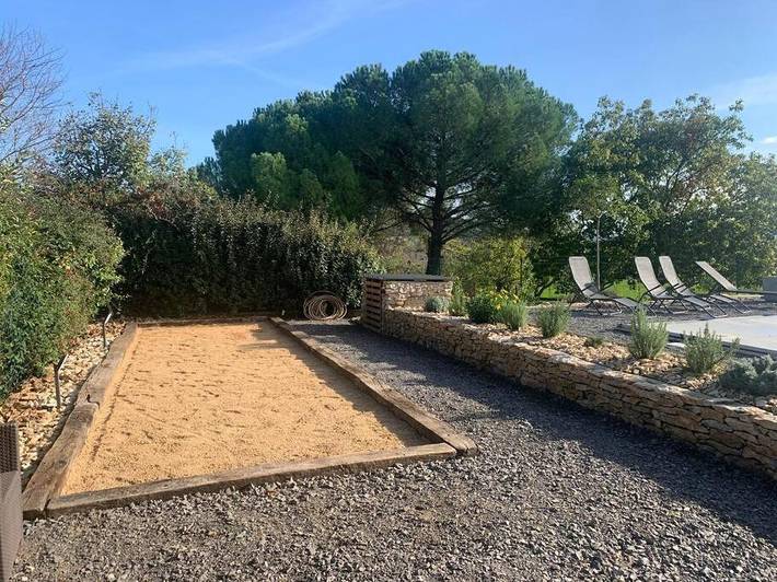 Location de vacances pour 4 personnes, avec piscine ainsi que terrasse et vue à Lussas
