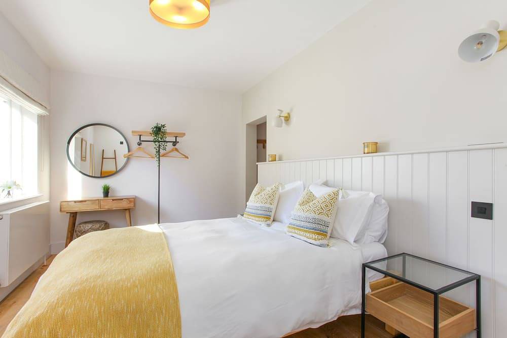 Modern home w/heated pool - 2 minutes from private beach! in Worth (Kent), Kent