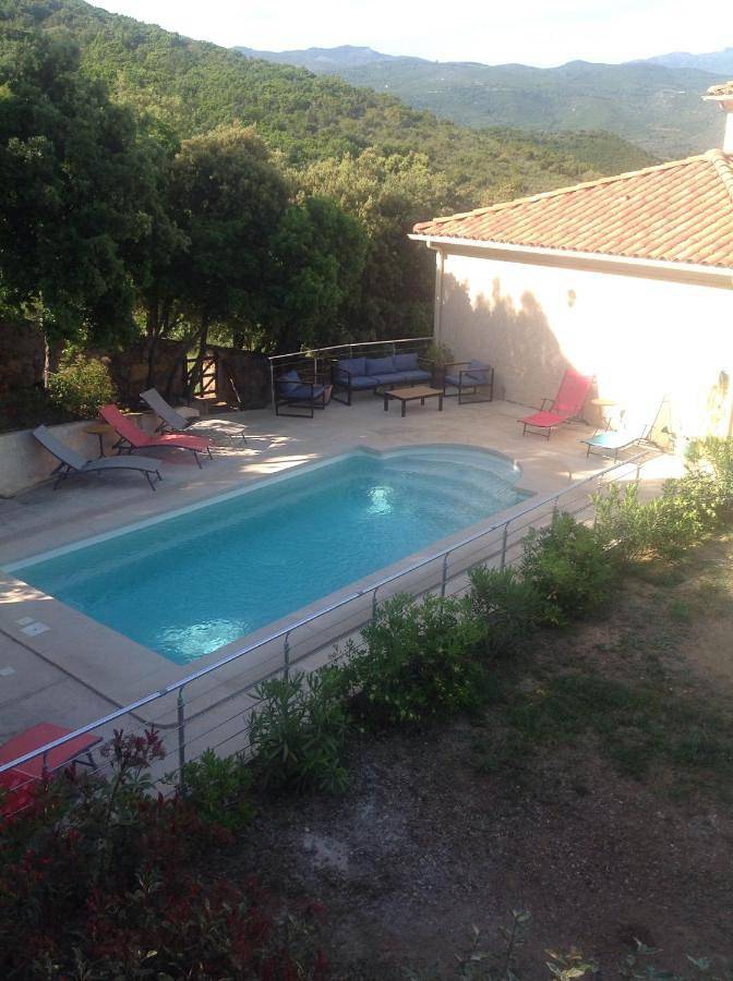 Ferienwohnung für 9 Personen, mit Ausblick und Garten sowie Seeblick und Pool