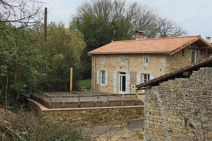 Location de vacances pour 6 personnes, avec jardin et piscine à Nanteuil-en-Vallée - 2