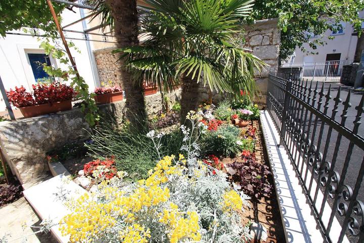 Ganze Wohnung, Vintage Apartment nur 175 Meter zum Strand mit Meerblick, Privatparkplatz, Klima in Jadranovo, Primorje-Gorski Kotar