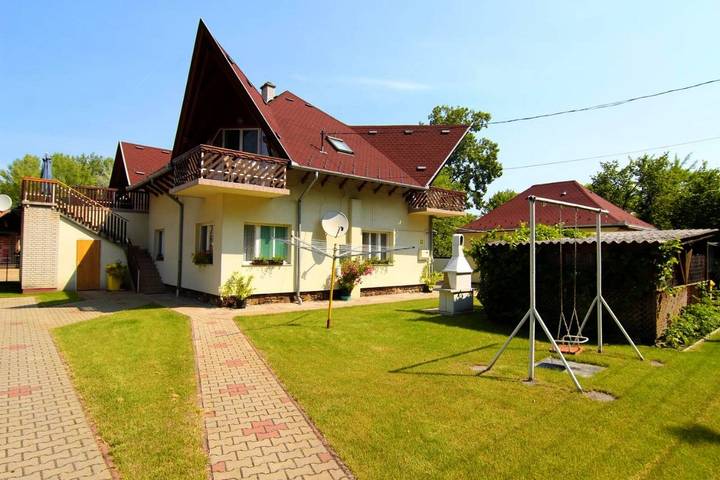 Ferienwohnung für 4 Personen, mit Ausblick und Seeblick sowie Terrasse und Garten in Balatonboglar