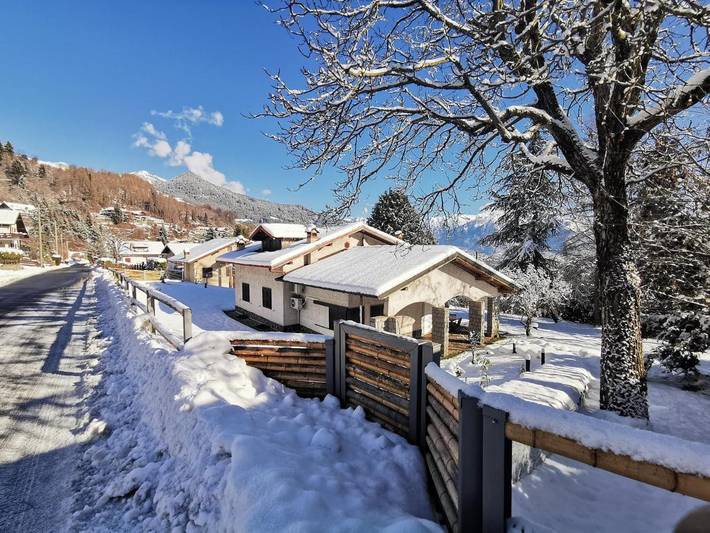 Casa vacanza per 6 persone, con Balcone e Terrazza nonché Giardino e Panorama a Borno
