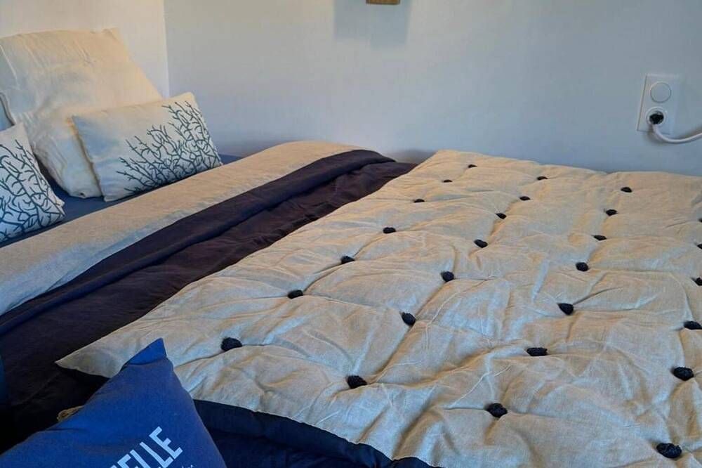 Bed and Breakfast 'Couette et coquillages' with Air Conditioning in Sainte-Marie-de-Ré, Ile de Re